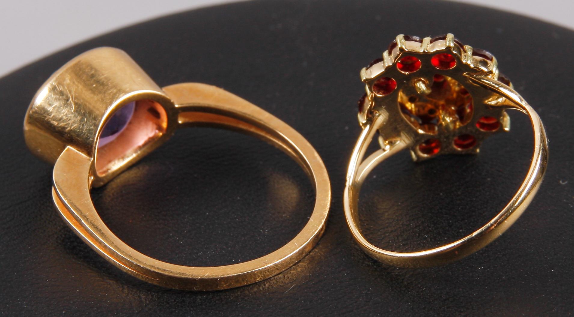 RINGAR, 2 st, guld samt granater och ametist, bl a Malmö 1967. Ca 8 g.
