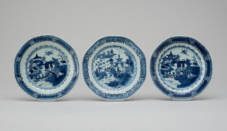 A set of seven blue and white plates. Qing dynasty Qianlong (1736-95).