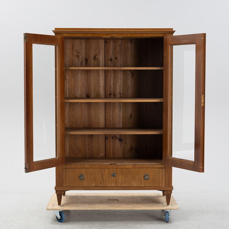 A mahogany book cabinet from around the year 1900.