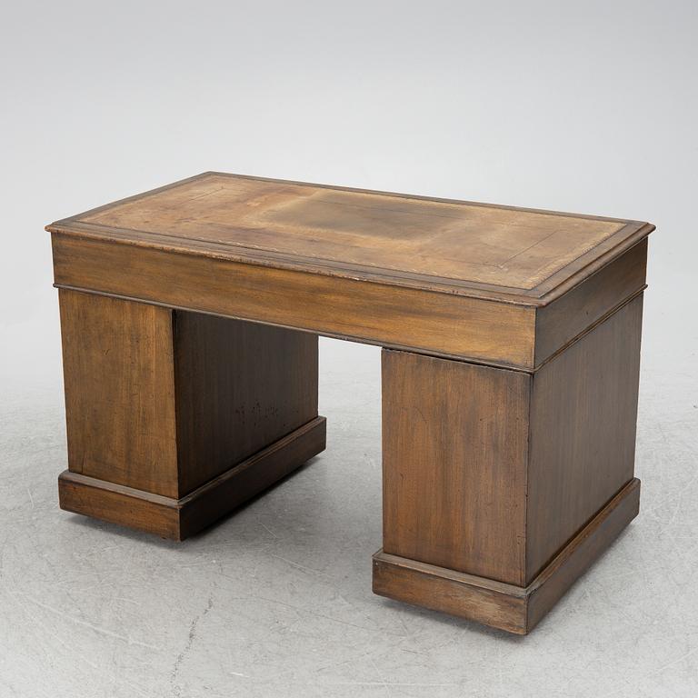 A mahogany and mahogany veneer desk with desk chair, 20th Century.