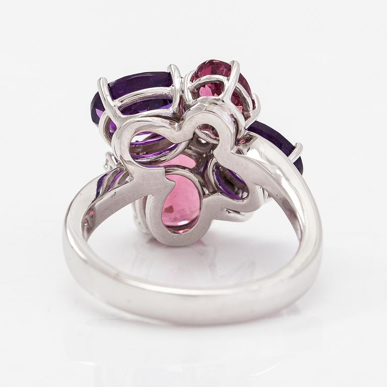 An 18K white gold ring with diamonds ca. 0.075 ct in total. tourmalines and amethysts.
