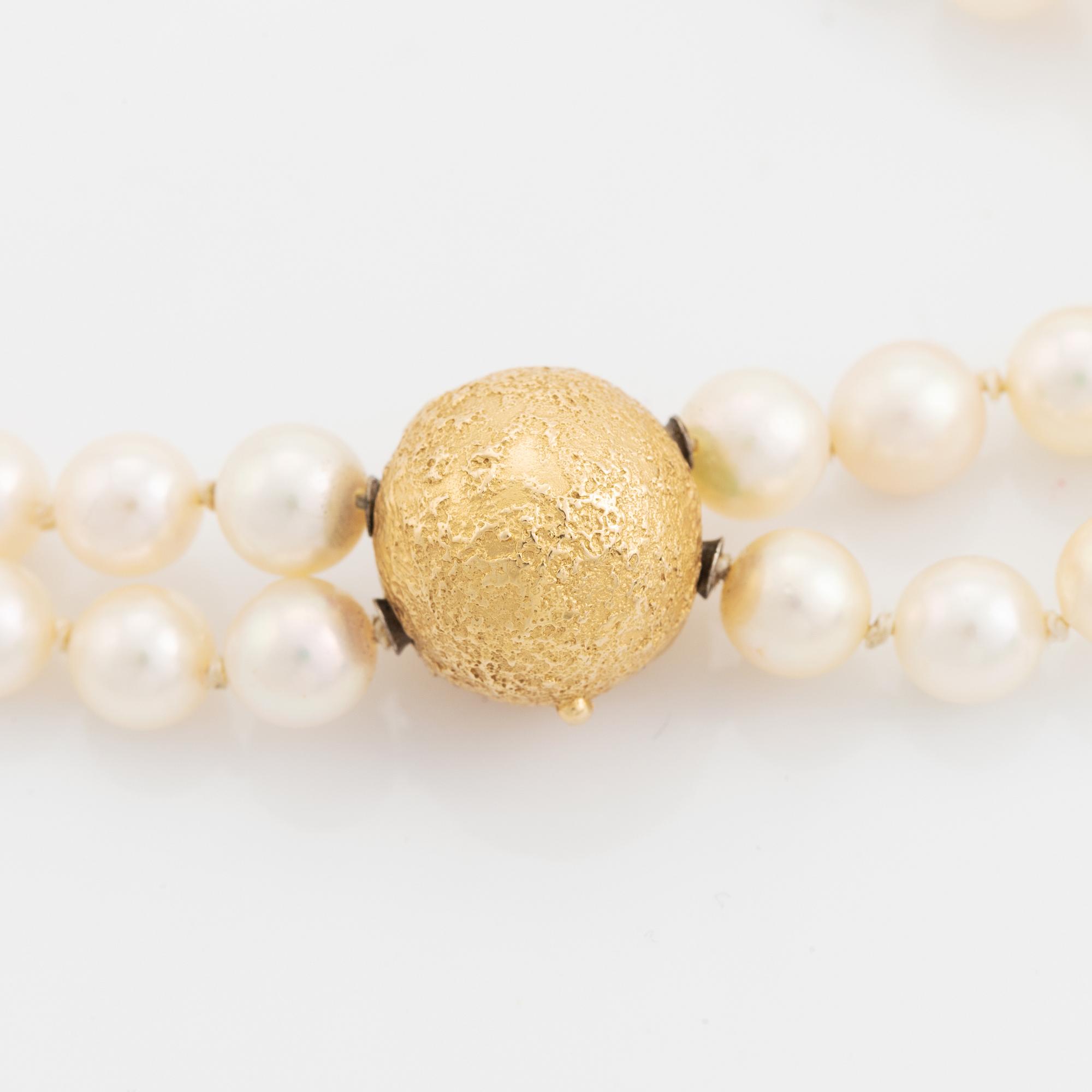 Ole Lynggaard, 18K gold clasp with two pearl necklaces.