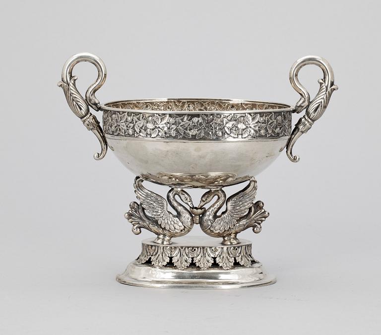 SKÅL PÅ FOT, silver, senempire, otydl stämplar, troligen Tyskland och 1800-talets första hälft/mitt. Vikt ca 330 gram.