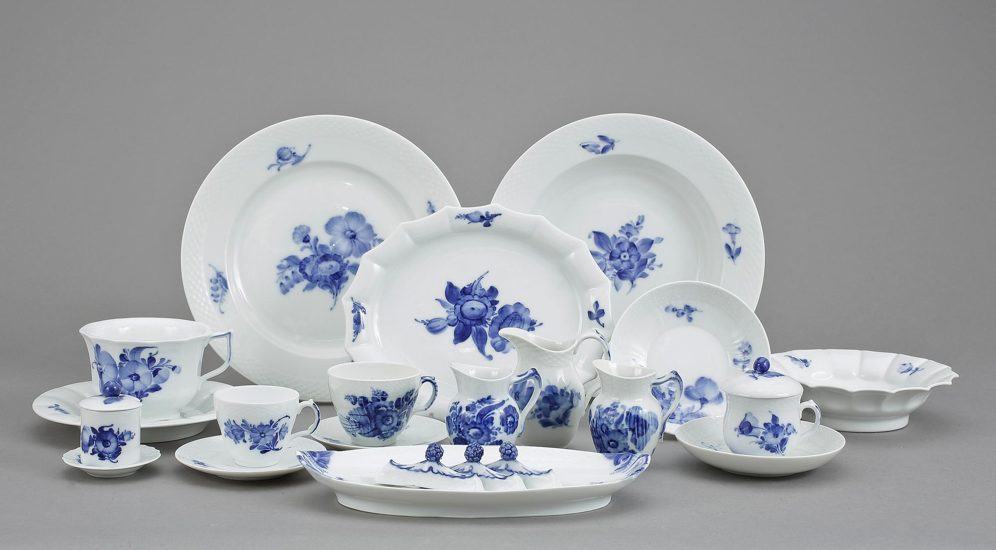 SERVISDELAR, 52 delar porslin, "Blå Blomst" Royal Copenhagen, Danmark.