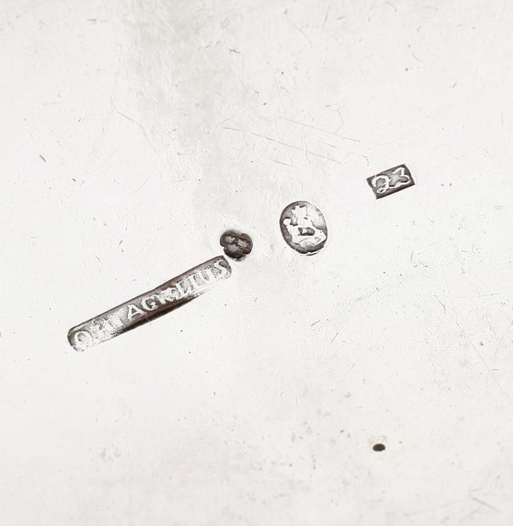 TEKANNA, silver, Olof Hagrelius, Mariefred 1820. Vikt ca 723 gram.