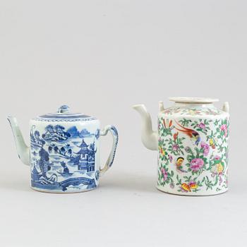 Two teapots with cover, Qing dynasty, late 19th century.