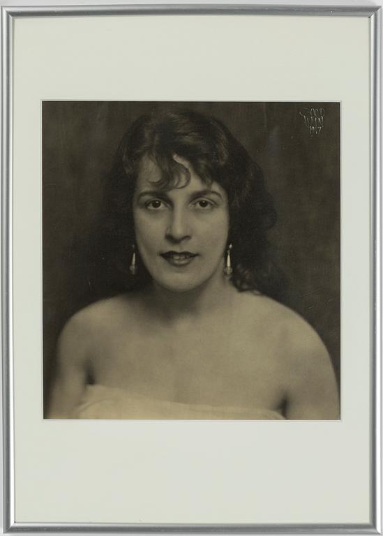 Henry B. Goodwin, Kvinnoporträtt, 1917.