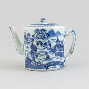 Two teapots with cover, Qing dynasty, late 19th century.