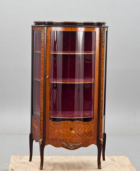 VITRINSKÅP, Louis XVI-stil, 1900-talets mitt.