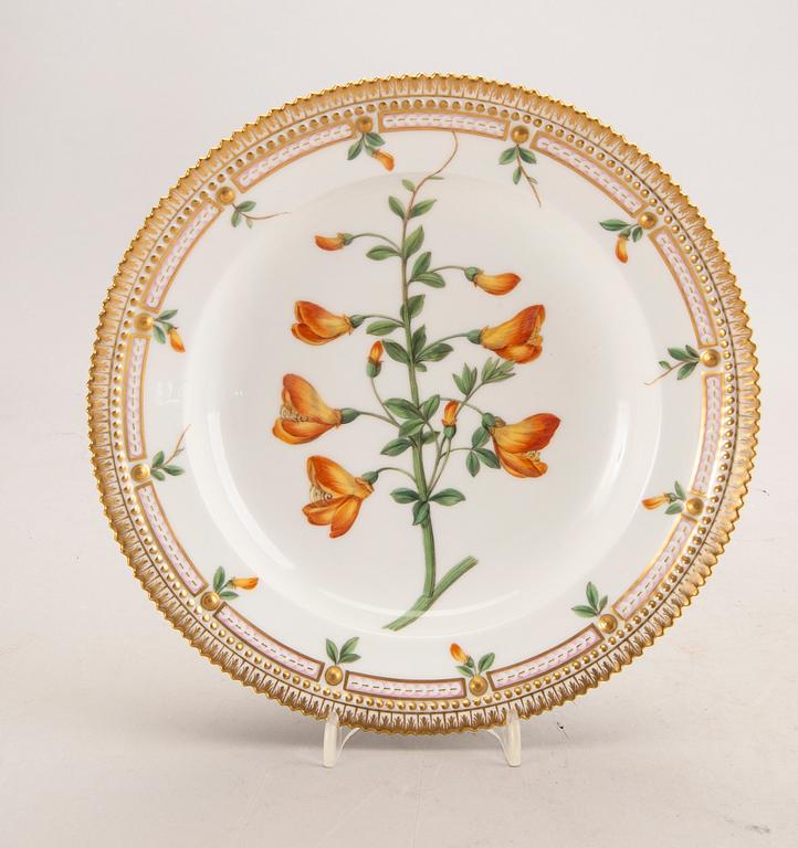 Tallrikar, 2 st, "Flora Danica", Royal Copenhagen Danmark sent 1800-tal.