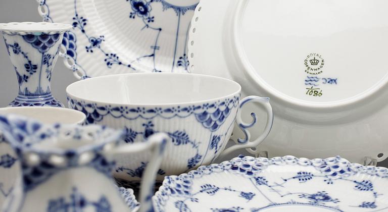 SERVISDELAR, ca 50 delar, porslin, Musselmalet, Royal Copenhagen.