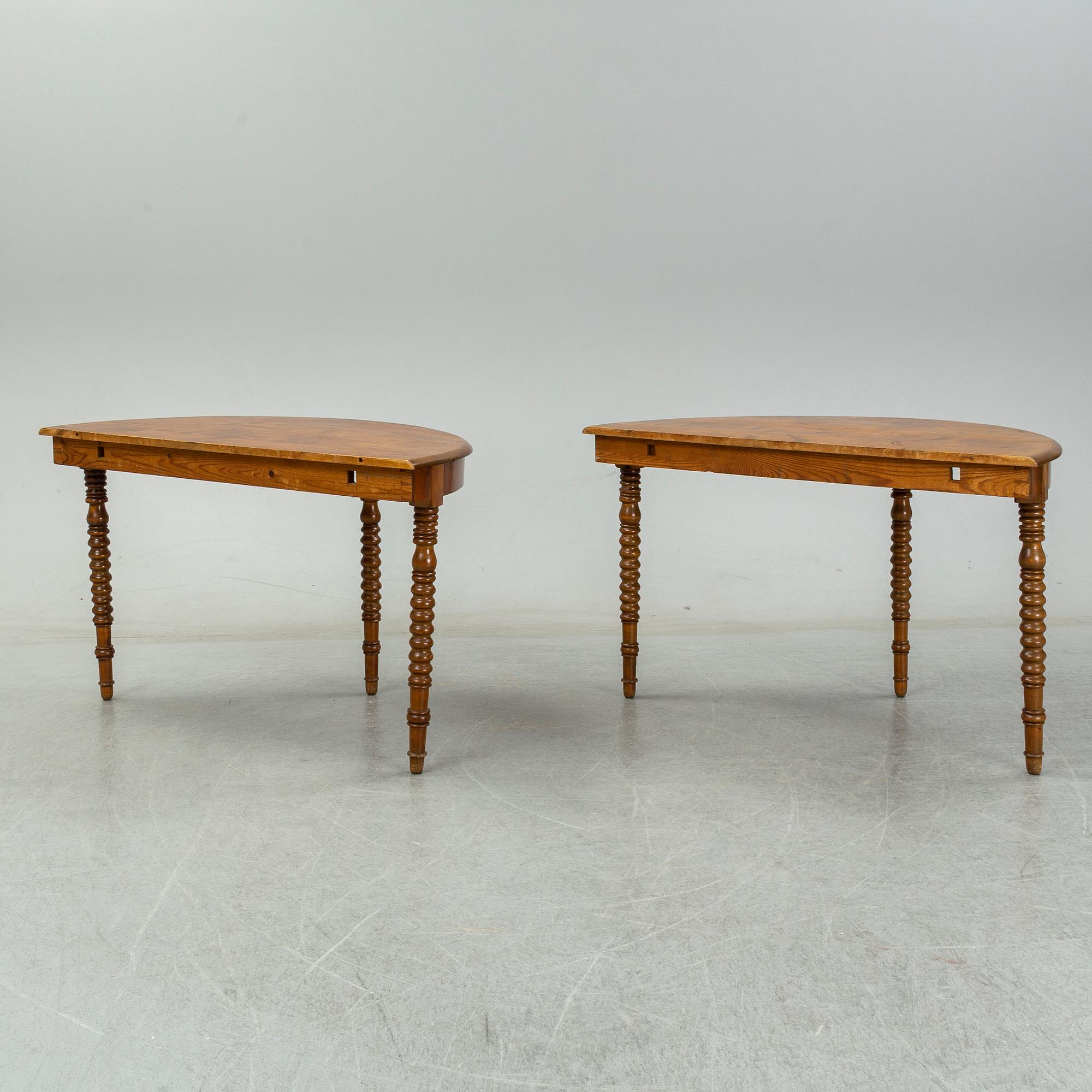 A two-piece birch dining table from around the year 1900.