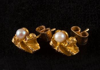 Björn Weckström, A RING AND A PAIR OF EARRINGS, gold 14K, pearls, "Saana" and "Gold Flame", Lapponia 1970/1972. Weigt tot. 14,5 g.