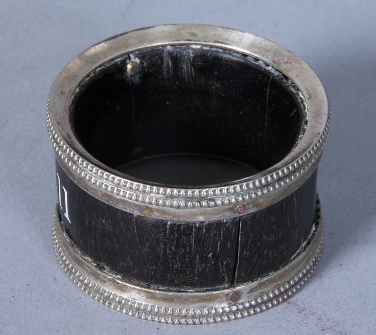 SERVETTRINGAR, 12 st, pläter och trä,1800-talets slut.