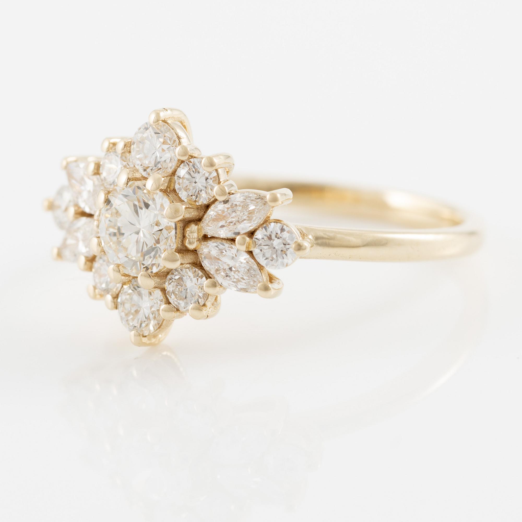 Ring in 14K gold set with brilliant-cut and marquise-cut diamonds.
