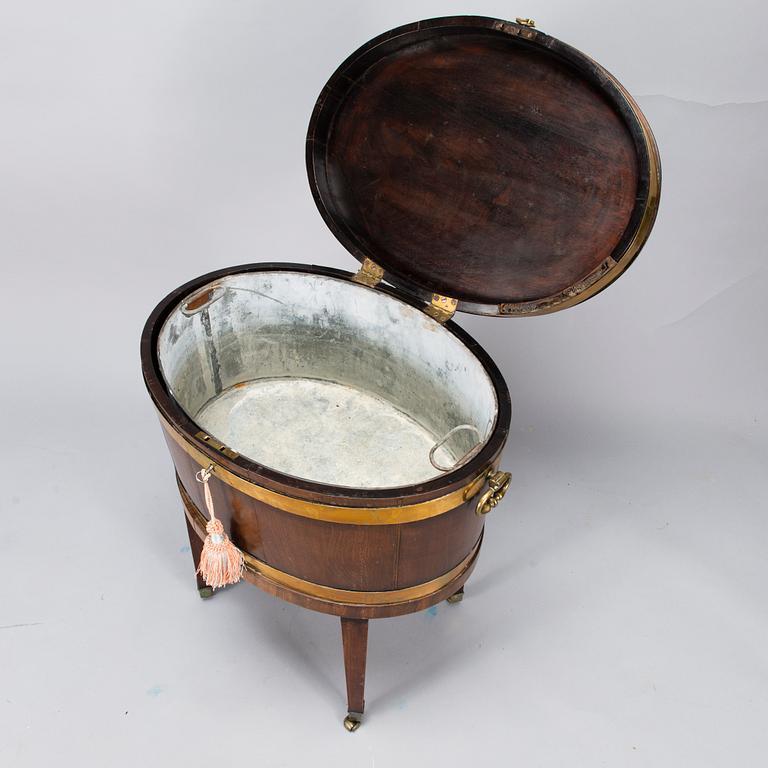 AN 18TH CENTURY ENGLISH WINE COOLER.