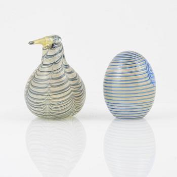 Oiva Toikka, an annual glass bird with its egg, year 2007, both signed O. Toikka Nuutajärvi, the egg numbered 292/750.