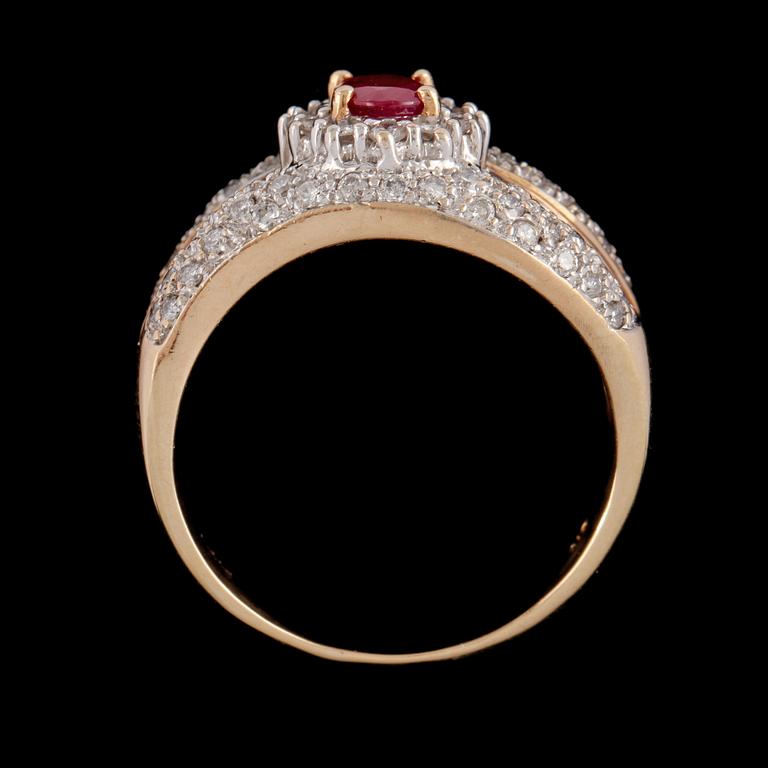 RING, 14k guld och vitguld med fasettslipade rubiner samt briljantslipade diamanter. Vikt 8 g.