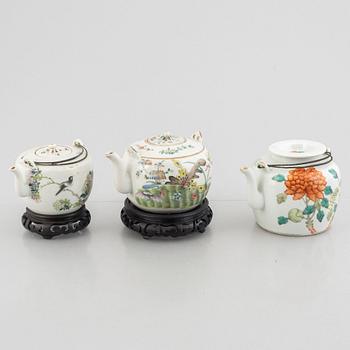 Three Chinese porcelain teapots, late Qing dynasty, early 20th Century.