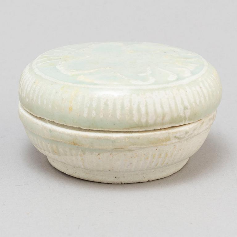 A glazed box with cover, Song/Yuandynastin (960-1368).