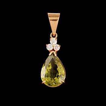 21. HÄNGE med droppslipad peridot 7.20 ct samt briljantslipade diamanter totalt 0.28 ct.