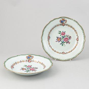 A pair of armorial dinner plates and a group of three odd famille rose plates, Qing dynasty, Qianlong (1736-95).