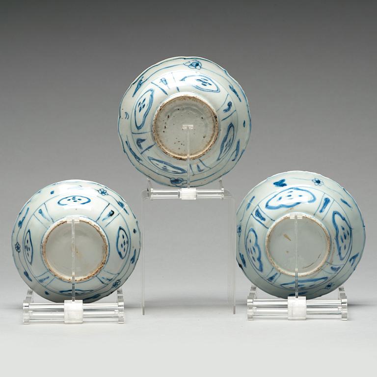 Three blue and white kraak bowls, Ming dynasty, Wanli (1523-35).