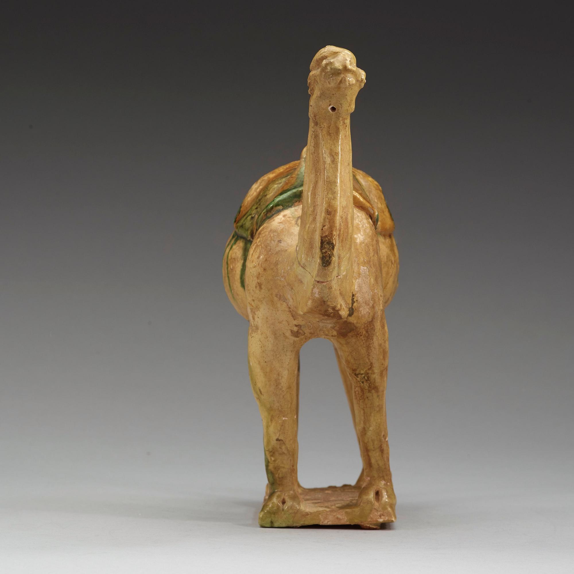 KAMEL, lergods, Tangstil 1900-tal. Kopia efter orginal.