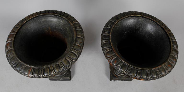 TRÄDGÅRDSURNOR, 1 par, gjutjärn, empirestil, samtida.