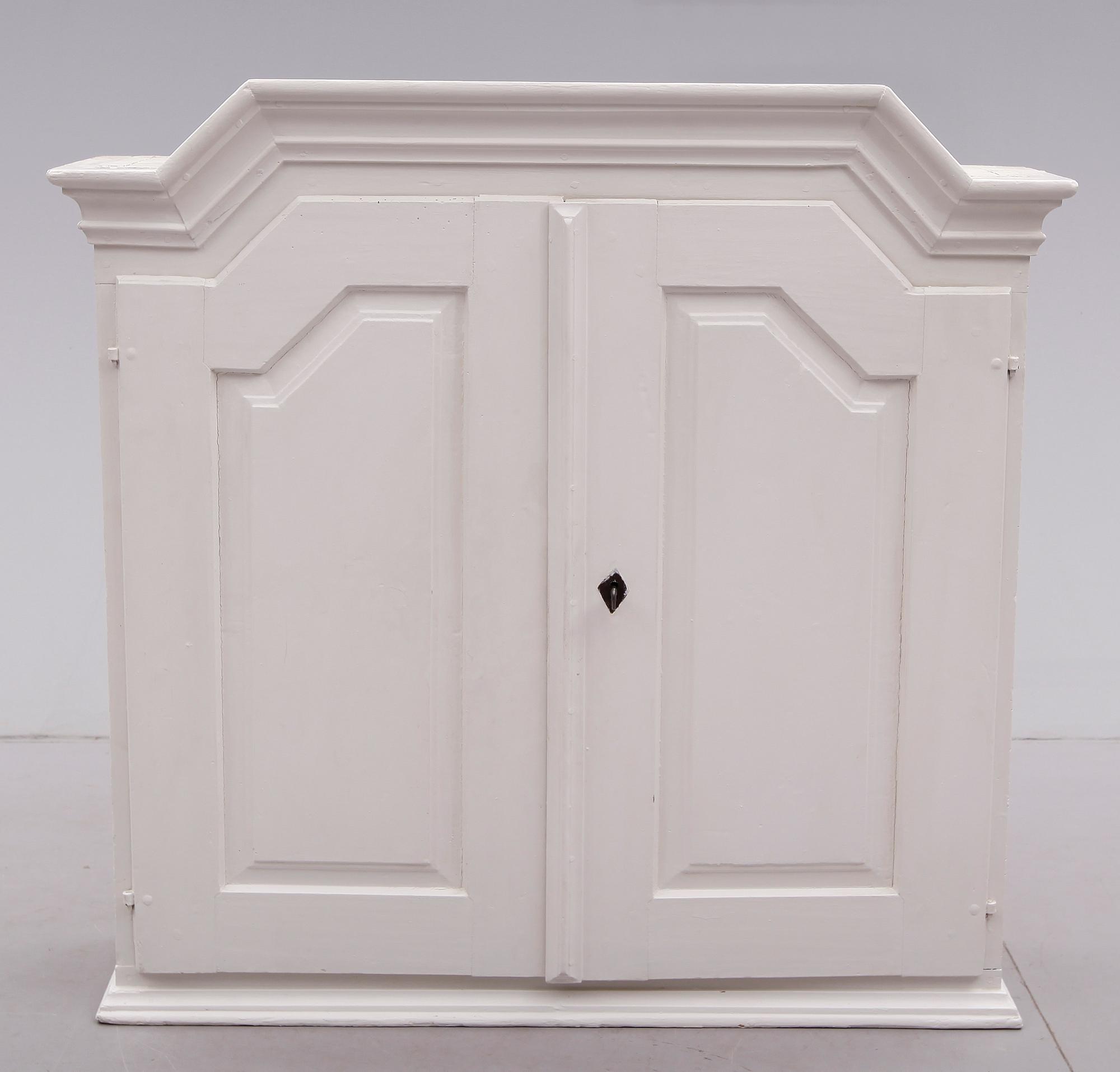 HÄNGSKÅP, allmoge, 1800-tal.