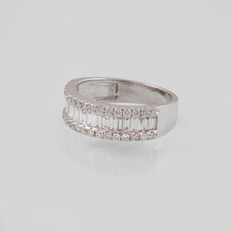 RING, 18K vitguld med briljant och baguettslipade diamanter 1.08 ct. Vikt 4,6 gram.