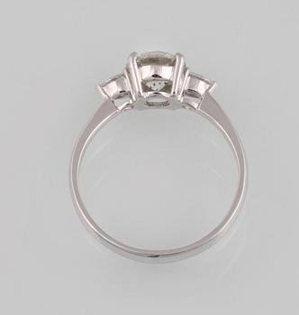 RING, 18K vitguld med briljantslipad diamant ca 1.10 ct samt 2 droppslipade diamanter ca 0.17 ct. Vikt.