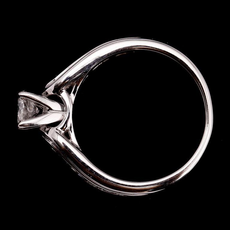 RING, 14 k vitguld, med briljantslipade diamanter tot ca 1.00 ct. Total vikt ca 5,63 gram.