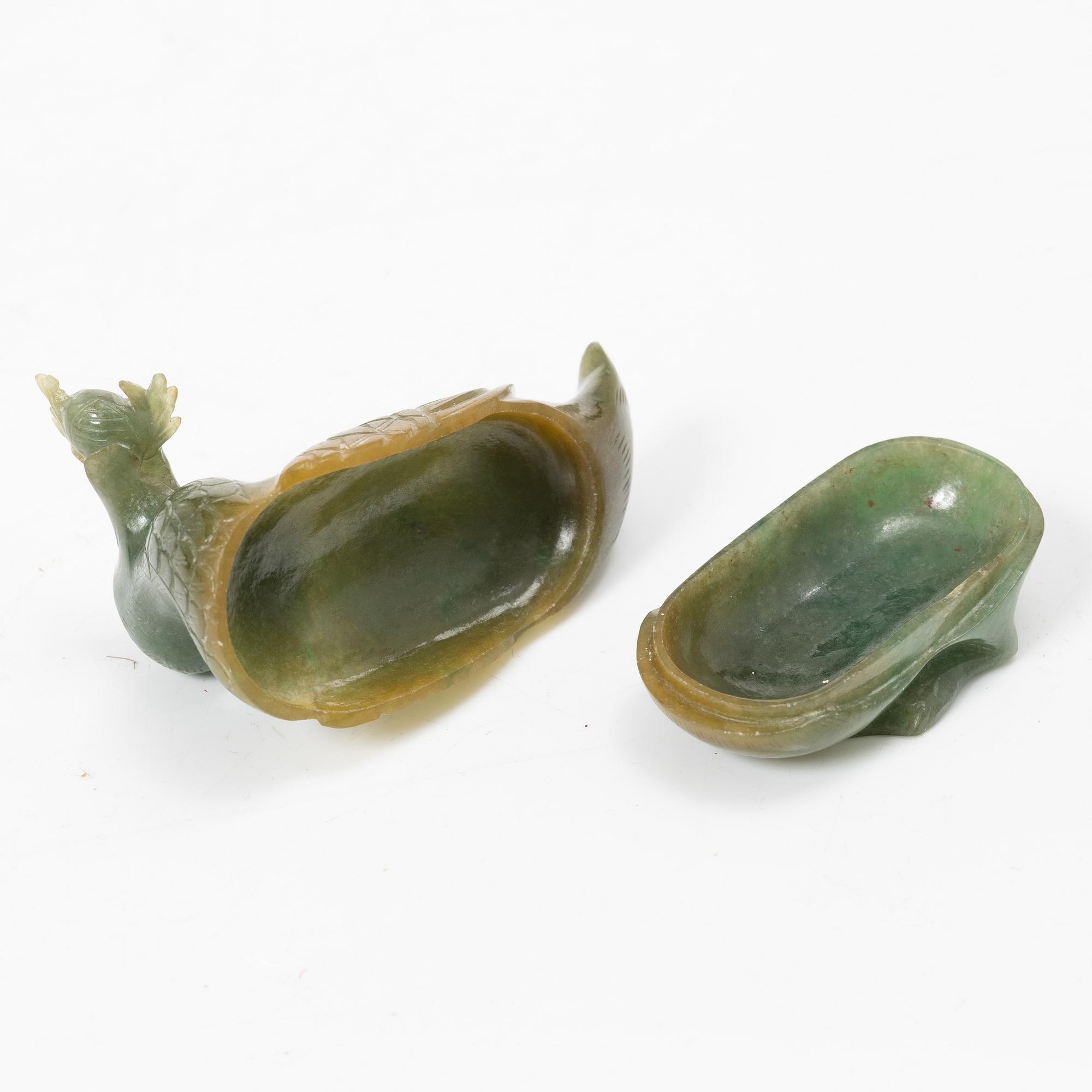 Bälteshake samt amulett och ask, nefrit och sten, Qingdynastin.