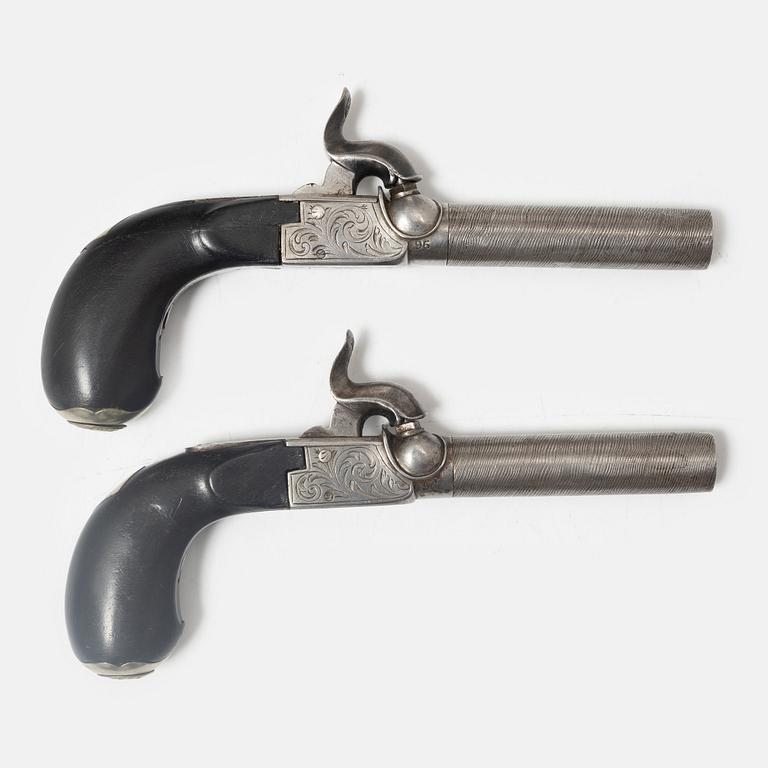 Slaglåspistoler ett par belgiska, i senare schatull, 1800-tal.