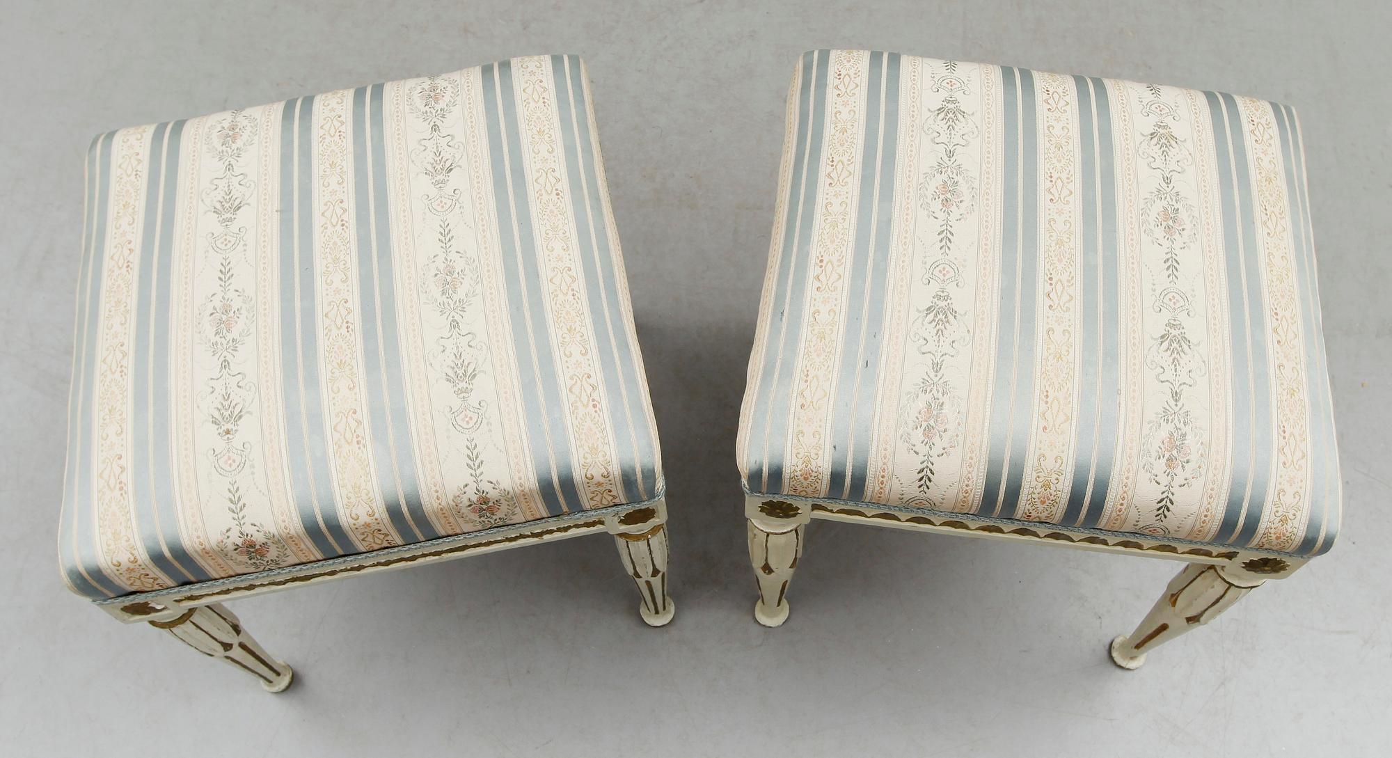 TABURETTER, 2 st snarlika, sengustavianska, omkring år 1800.