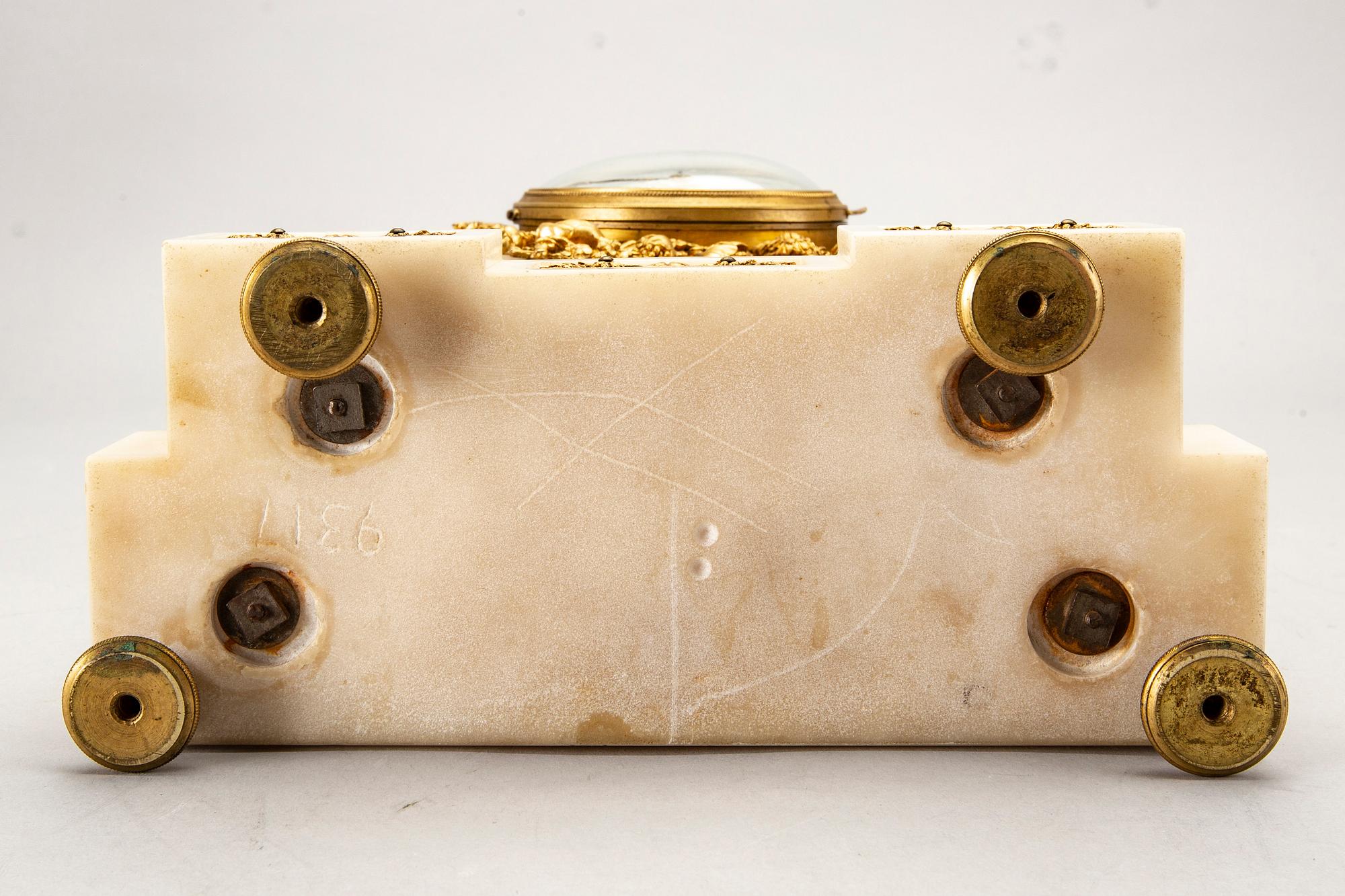 BORDSPENDYL, Planchon, Paris, Louis XVI-stil, omkring 1900.