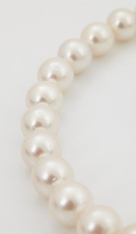 A South Sea cultured pearl necklace.