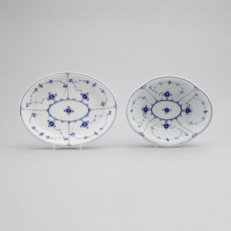 Matservis, 58 delar, porslin, "Musselmalet", Bing & Grøndahl samt Royal Copenhagen, Danmark.