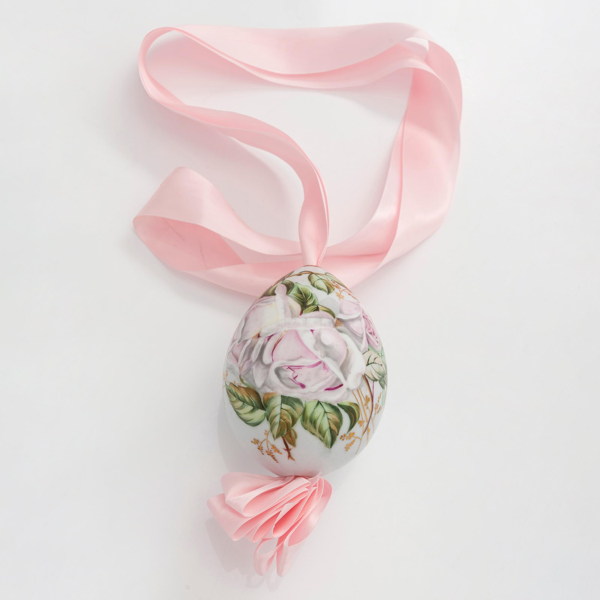 A Russian porcelain Easter egg from around the turn of the 20th Century.