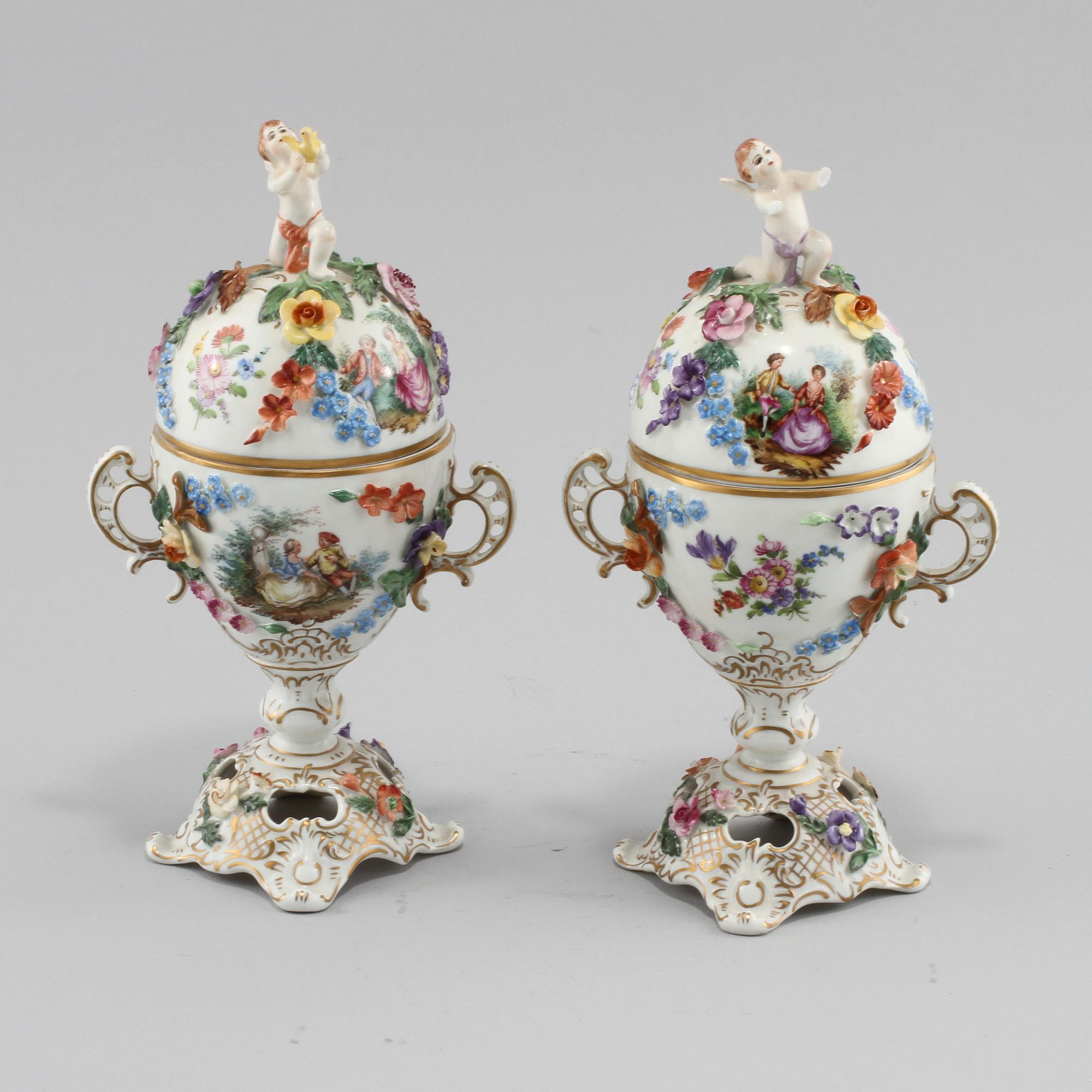 POTPURRIURNOR, 2 st, snarlika, porslin, Dresden, 1900-tal.