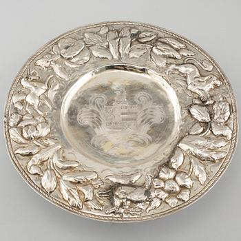 A late 19th century silver presenterdish, weight 834 g.