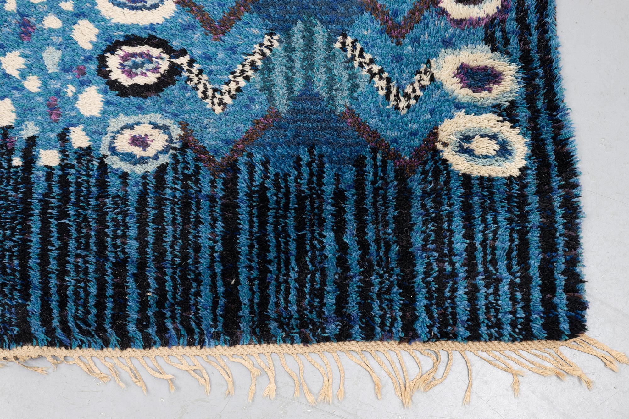 Berit Koenig, matta, "Påfågelsmattan", rya, ca 360 x 245 cm, Svensk Hemslöjd, osignerad.