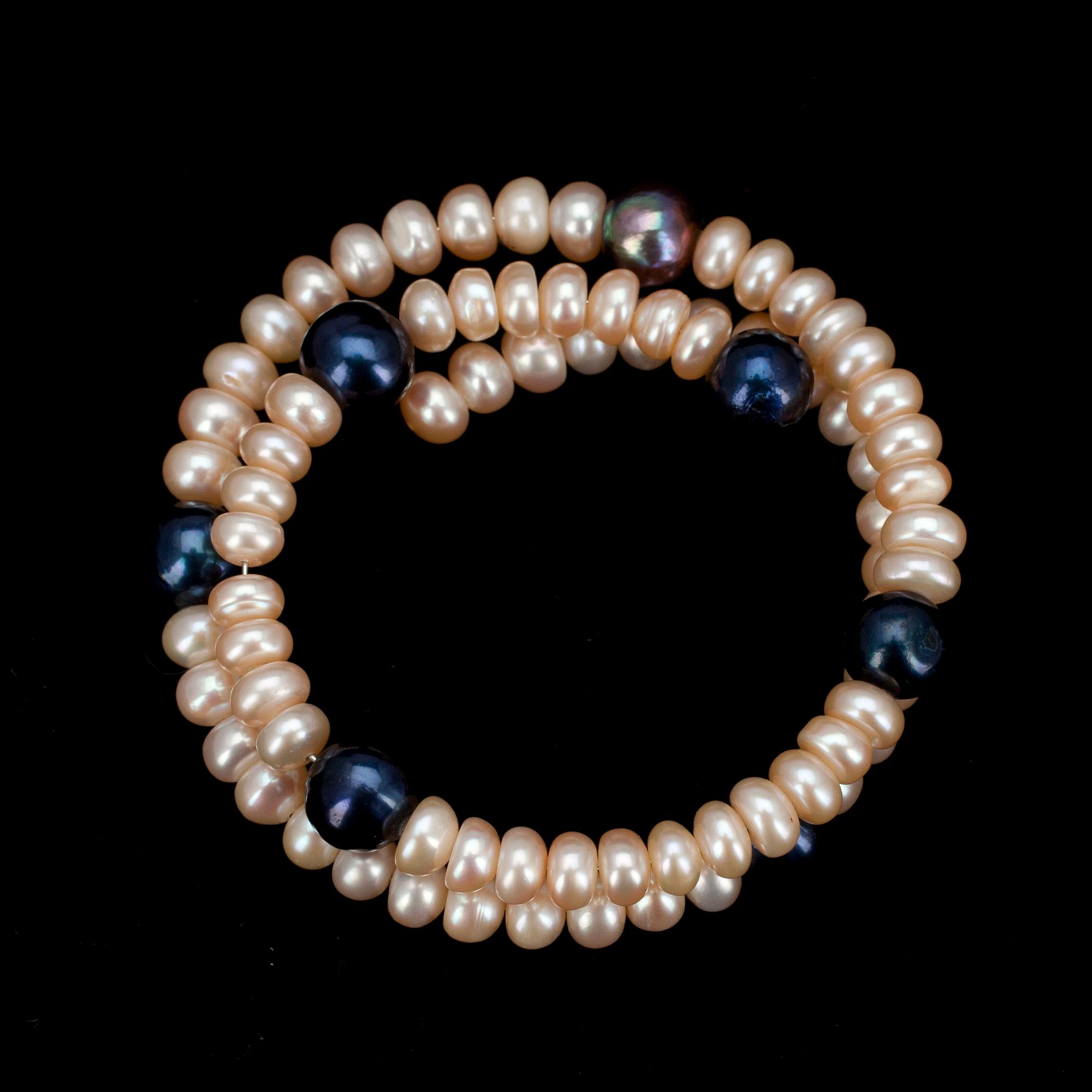 ARMBAND, odlade vita och blå pärlor, modern tillverkning.