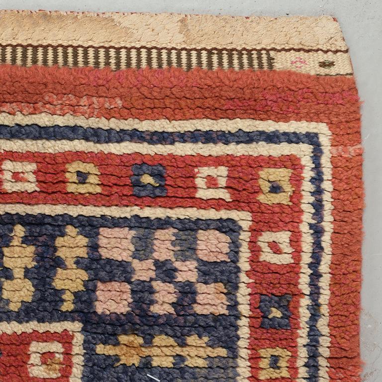 Märta Måås-Fjetterström, A CARPET, "Röd Flossa", knotted pile, ca 306 x 267,5 cm, signed AB MMF.