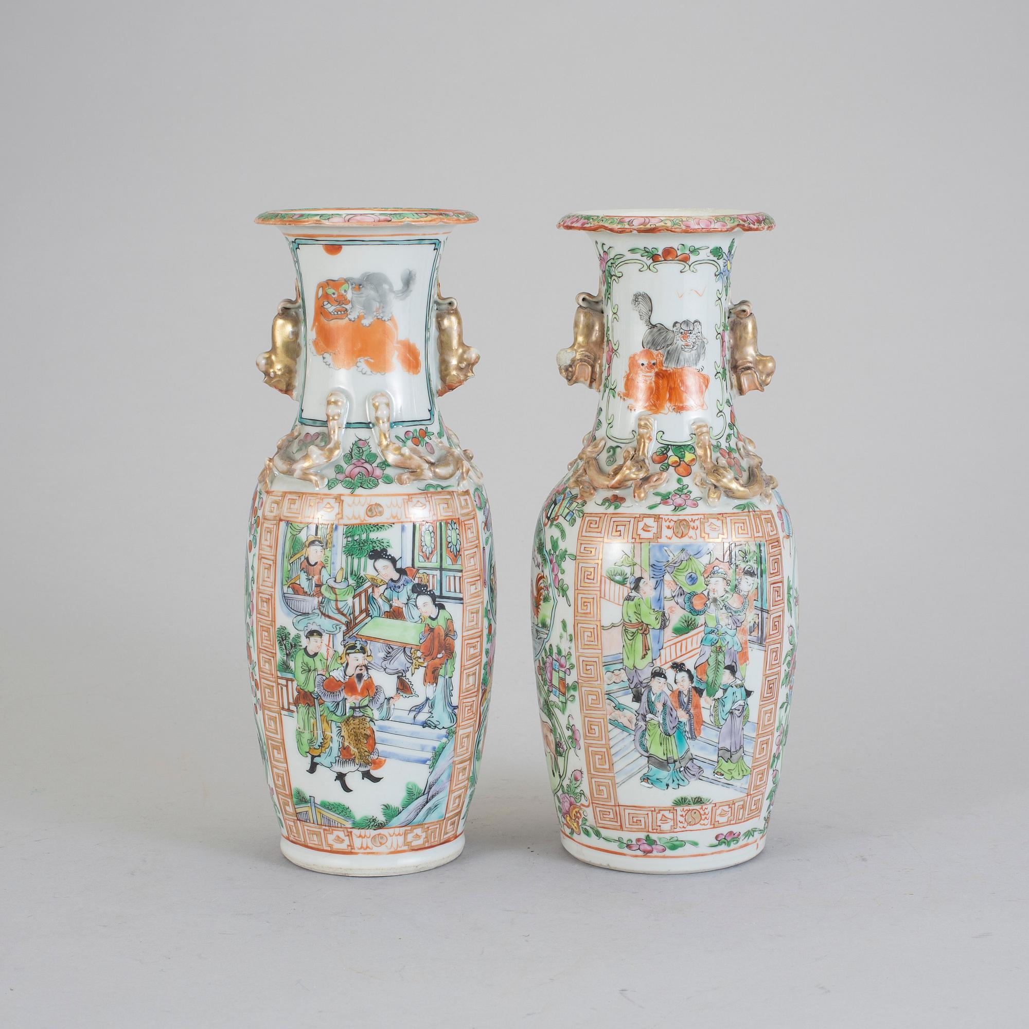 VASER, 2 st, porslin. Kina, omkring 1900.