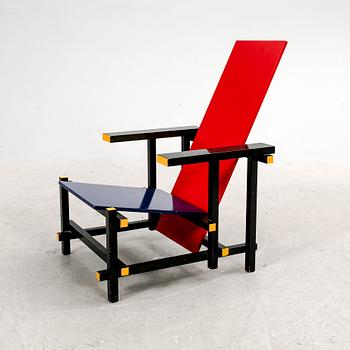Gerrit Rietveld, fåtölj, "Red and blue chair", Cassina, formgiven 1918.