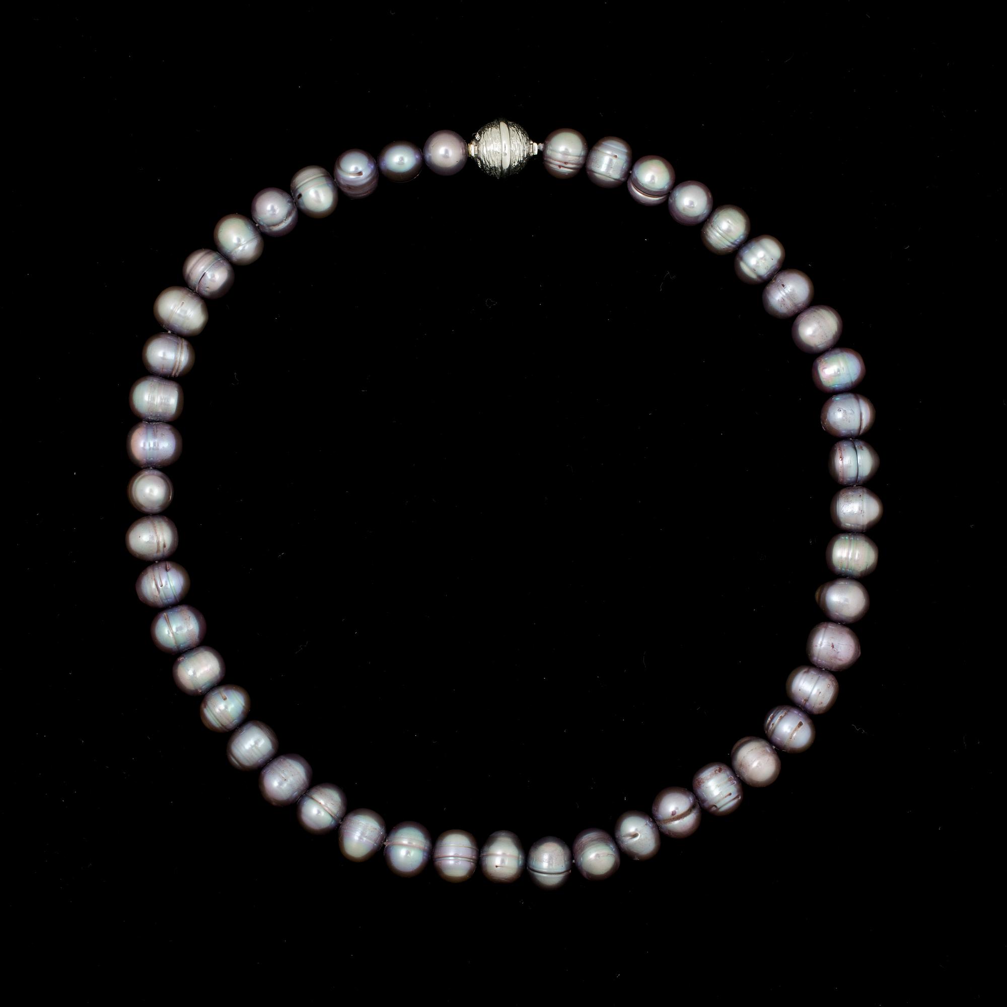 PÄRLCOLLIER, sötvattenspärlor med lås i 18k vitguld. Design Per Borup.