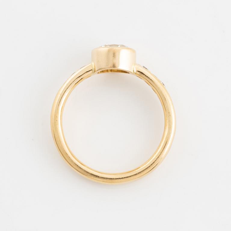 Ring 18K guld med en rund briljantslipad diamant.