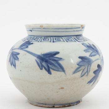 A blue and white Joseon porcelain jar, Korea, 18th Century.